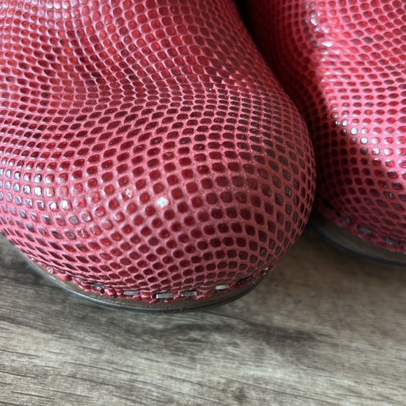 Dansko red snakeskin style clogs size 34 - Picture 4 of 6